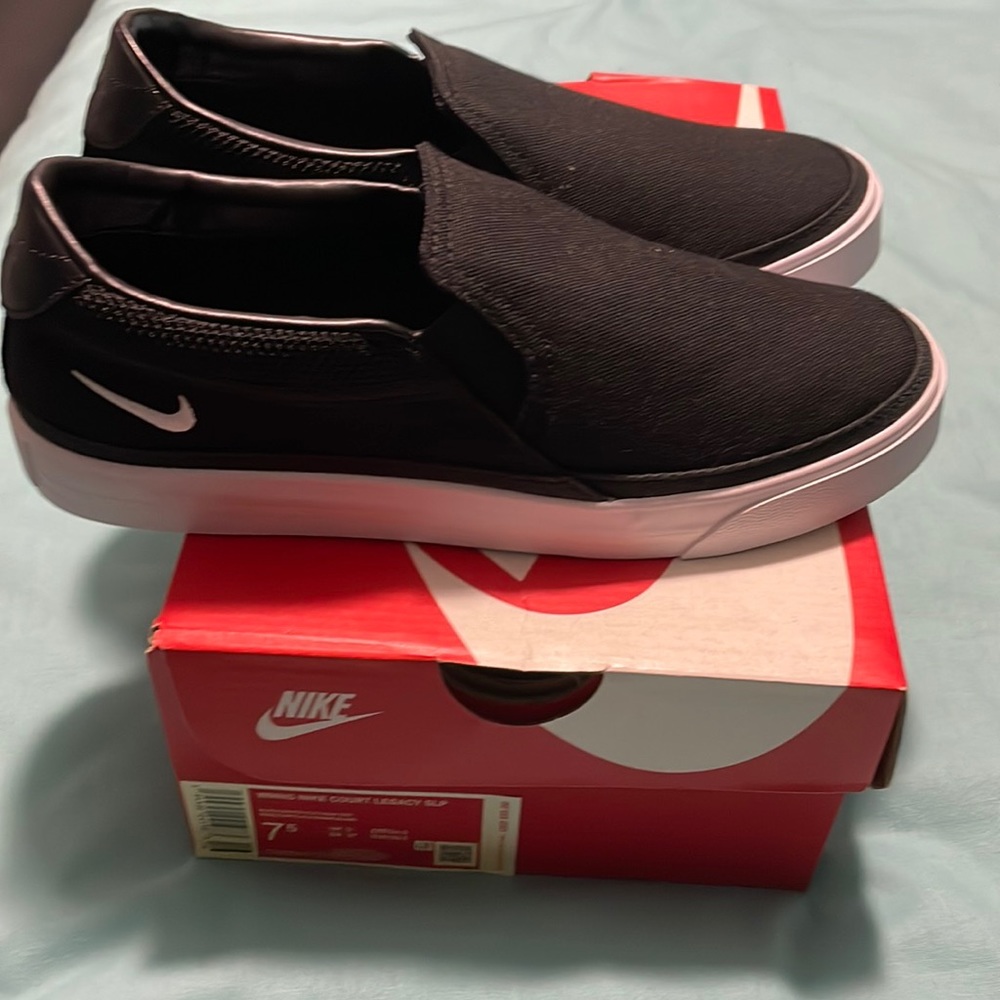 NIKE SLIP ON SHOE